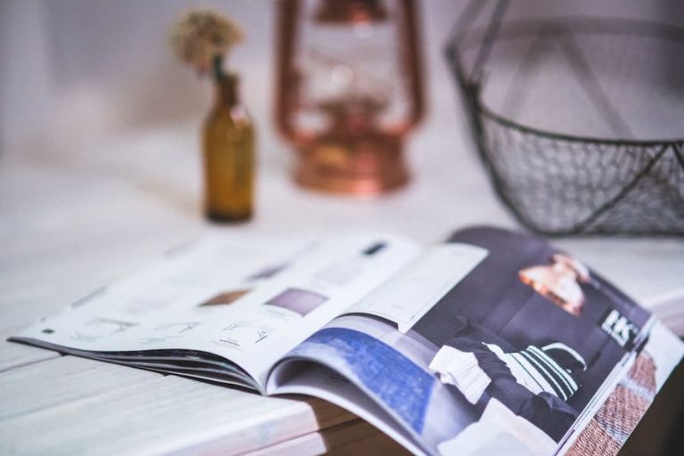 bläddra-i-en-inspirerande-katalog